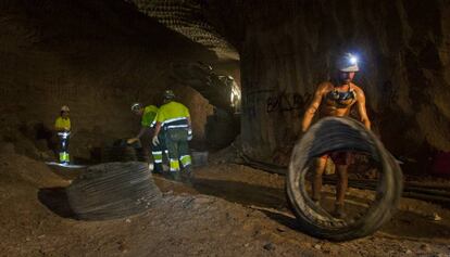  Un grupo de trabajadores en la mina de potasa de Iberpotash.