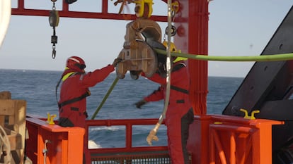 Two members of the research vessel 'Sarmiento de Gamboa.'