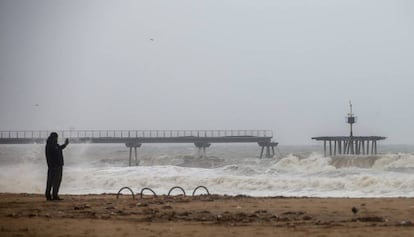 El Pont del Petroli, destrozado por el temporal. 