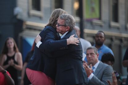 El gobernador de Ohio Mike DeWine abraza a la alcaldesa de Dayton, Nan Whaley, el 4 de agosto de 2019 en Dayton, Ohio.  