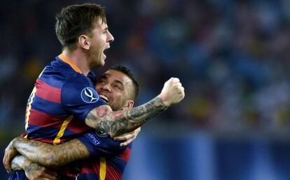 Messi celebra junto Alves el segundo gol del Barcelona frente al Sevilla.
