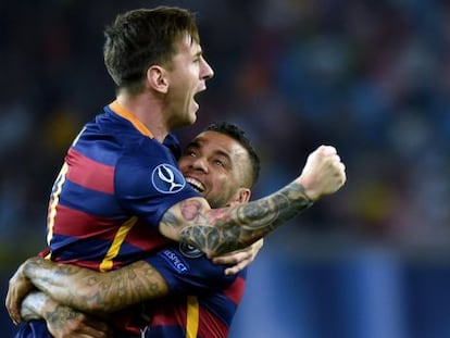 Messi celebra junto Alves el segundo gol del Barcelona frente al Sevilla.