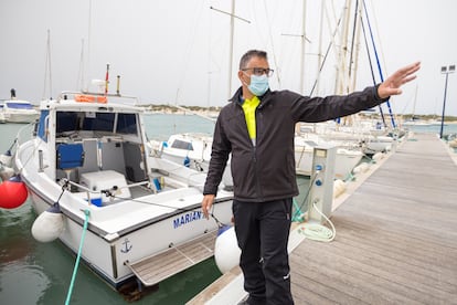 Alberto, marinero y propietario de una de las embarcaciones del puerto deportivo de Sancti Petri de Chiclana, cuyo club está en contra de la reserva.