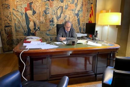 El presidente Torra en su despacho, durante la videoconferencia con el sector cultural.