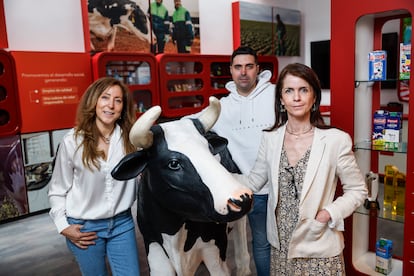 La responsable de Recursos Humanos del área industrial de Pascual, Marta García (derecha), junto a los trabajadores Carolina Andrés y Pablo Sanz, en la fábrica de Aranda de Duero (Burgos). 