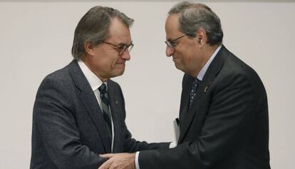 El presidente catalán, Quim Torra (derecha), saluda al expresidente Artur Mas.