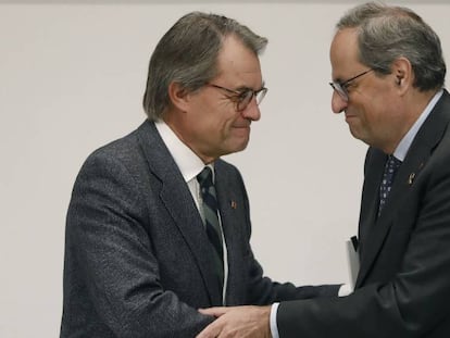 El presidente catalán, Quim Torra (derecha), saluda al expresidente Artur Mas.