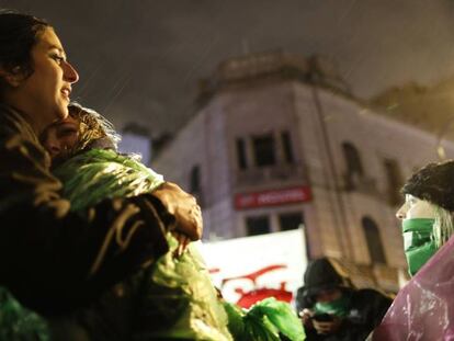 Dues joves favorables a l'avortament legal s'abracen i ploren sota la pluja davant del Congrés argentí.