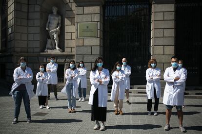 El grupo de médicos del Instituto Catalán de la Salud afectados que denuncia el recorte de sus ingresos, este martes, ante el ICS. En primer plano y en el centro, María Carrera.