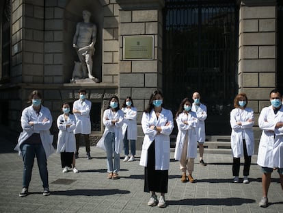 El grupo de médicos del Instituto Catalán de la Salud afectados que denuncia el recorte de sus ingresos, este martes, ante el ICS. En primer plano y en el centro, María Carrera.