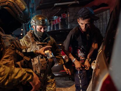 Soldados ecuatorianos interrogan a un hombre que rompió el toque de queda, en el barrio de Flor de Bastión, en Guayaquil, el 11 de enero de 2024.