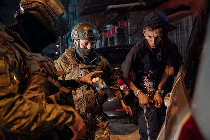 Soldados ecuatorianos interrogan a un hombre que rompió el toque de queda, en el barrio de Flor de Bastión, en Guayaquil, el 11 de enero de 2024.