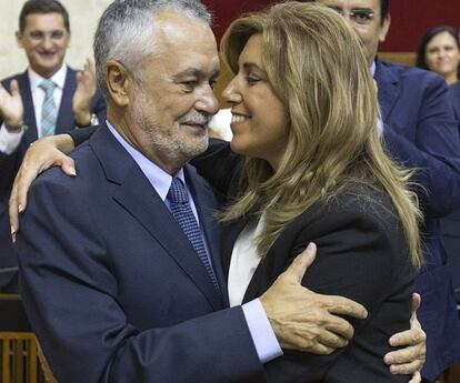 Jos&eacute; Antonio Gri&ntilde;&aacute;n embraces his successor as Andalusia premier, Susana D&iacute;az. 