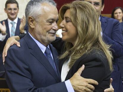 Jos&eacute; Antonio Gri&ntilde;&aacute;n embraces his successor as Andalusia premier, Susana D&iacute;az. 