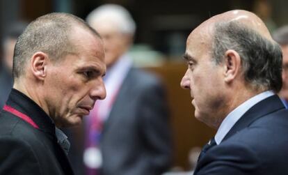 Yanis Varoufakis junto a Luis de Guindos, en Bruselas.