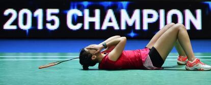 Carolina Marín celebra en el suelo su triunfo en Birmingham.