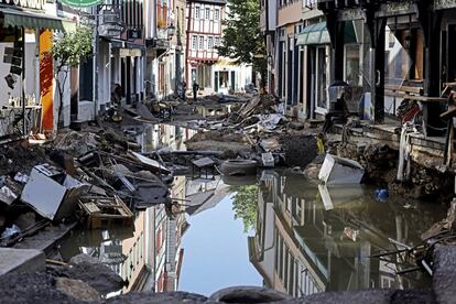 El agua permanece acumulada en el centro de la ciudad de Bad Muenstereifel, en el oeste de Alemania, tras las fuertes lluvias caídas que tuvieron lugar durante la noche del miércoles al jueves. La situación tras las devastadoras inundaciones sigue siendo tensa en el oeste de Alemania, donde se lucha por restablecer los servicios básicos, mientras en el este y sur del país empezaron a remitir las precipitaciones y con ello el riesgo de nuevos desbordamientos.