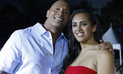 El actor Dwayne Johnson &#039;La Roca&#039; y su hija Simone en el estreno de &#039;Los vigilantes de la playa&#039; en Miami Beach, Florida, el 13 de mayo de 2017.