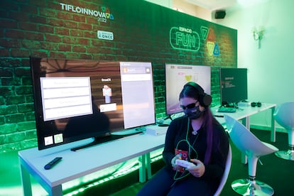 Una mujer invidente jugaba a un videojuego adaptado durante la inauguración de Tifloinnova.