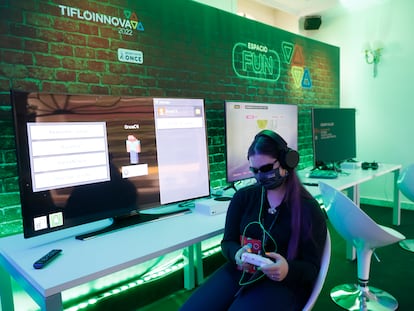 Una mujer invidente jugaba a un videojuego adaptado durante la inauguración de Tifloinnova.