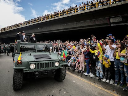 Veteranos colombianos saludan durante el desfile del 20 de julio de 2022, en Bogotá (Colombia).