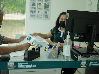 Un hombre en la sucursal del Banco del Bienestar en Tetecala, en febrero de 2022.