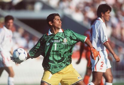 Jorge Campos durante un partido ante Bélgica en el Mundial de 1998.