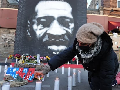 Ofrenda a George Floyd en el lugar donde tuvo lugar el brutal arresto en el que murió, el 25 de mayo de 2020, en Minneapolis.