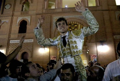 El diestro Javier Jiménez sale a hombros de la plaza de Las Ventas.