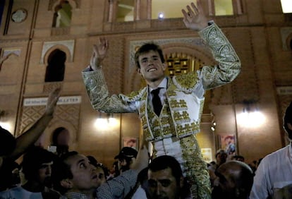 El diestro Javier Jim&eacute;nez sale a hombros de la plaza de Las Ventas.