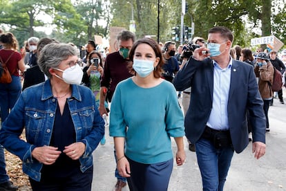 La candidata de Los Verdes a la cancillería alemana, Annalena Baerbock, en el centro, en un acto electoral en Colonia, este 24 de septiembre.