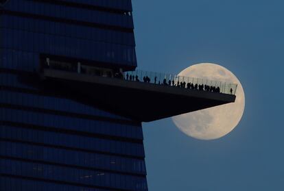 El mirador The Edge está suspendido a 345 metros de altura sobre una plataforma al aire libre con forma de flecha que sobresale desde el piso 100 del edificio.