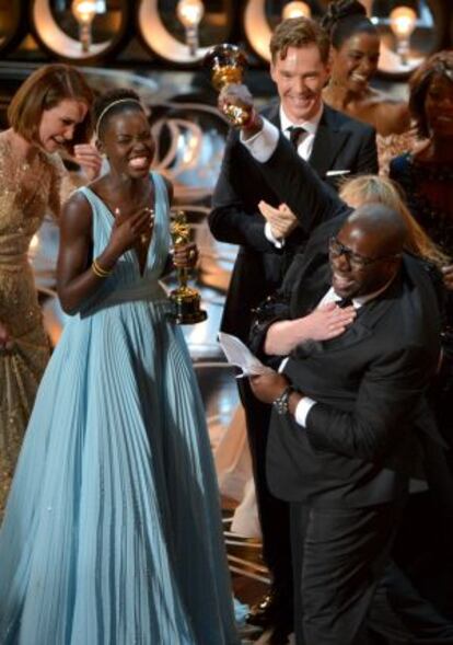 McQueen levanta su 'oscar' ante Nyong’o y Benedict Cumberbatch.