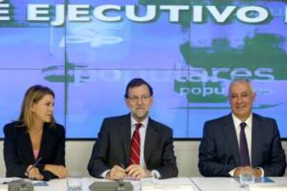 El presidente del Gobierno, Mariano Rajoy,c, la secretaria general del PP, María Dolores de Cospedal,iz, y el vicesecretario nacional del partido, Javier Arenas,d, durante la reunión del Comité Ejecutivo Nacional del PP celebrado hoy en la sede de Génova, en Madrid.