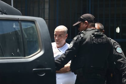 O empresário Eike Batista, de cabelo raspado, deixa o presídio Ary Franco, no Rio de Janeiro