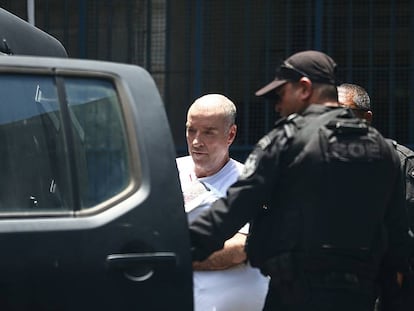 O empresário Eike Batista, de cabelo raspado, deixa o presídio Ary Franco, no Rio de Janeiro
