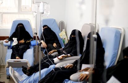 Las pocas camas disponibles en el Centro Nacional de Oncología de Sanaa (Yemen) están reservadas para niños. Otros pacientes reciben tratamiento por vía intravenosa, mientras están sentados en sillas reclinables destartaladas o en el área de espera.