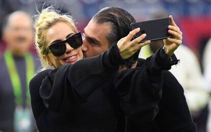 Lady Gaga y Christian Carino antes de la Súper Bowl el pasado febrero.