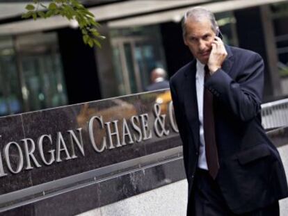 Un hombre camina frente a las oficinas de JP Morgan en Nueva York, en julio de 2012.