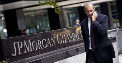 Un hombre camina frente a las oficinas de JP Morgan en Nueva York, en julio de 2012.