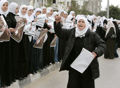 Mujeres palestinas preparan una cadena humana en la frontera de la franja de Gaza con Israel en protesta por el bloqueo impuesto por Jerusalén.