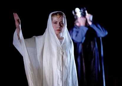 Rosa Novell i Pere Arquillué durant la representació de 'Fedra' de Jean Racine, dirigida per Joan Ollé al Palau dels Reis de Mallorca, de Perpinyà, l'any 2002.