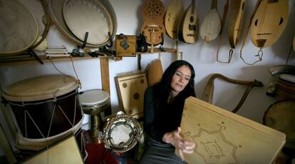 Mara Aranda, rodeada de instrumentos.