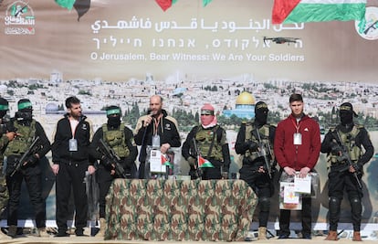 Los tres rehenes liberados este sábado en Jan Yunis, en el sur de Gaza, junto con milicianos de Hamás y de la Yihad Islámica.