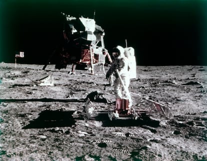 El astronauta Buzz Aldrin y el módulo lunar Apolo 11 en la superficie lunar