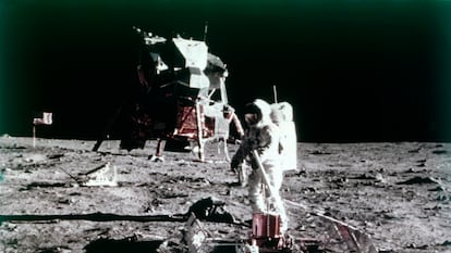 El astronauta Buzz Aldrin y el módulo lunar Apolo 11 en la superficie lunar.