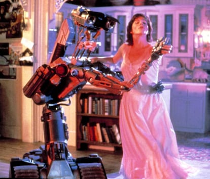 <p><em>Johnny 5</em> es un robot con cara de simpático y despistado. Pero de hecho el centro de la trama de esta película ochentera es que Johnny 5 se ha escapado de la base militar donde ha sido creado. Es un robot para la guerra, como los que <a href="http://www.bostondynamics.com/">Boston Dynamics</a> desarrolla para el ejército de Estados Unidos. Pero Johnny ha salido pacifista: prefiere bailar a disparar.</p>