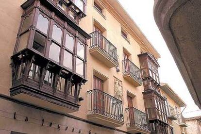 La renovada fachada del hotel La Joyosa Guarda, en el casco antiguo de Olite (Navarra).