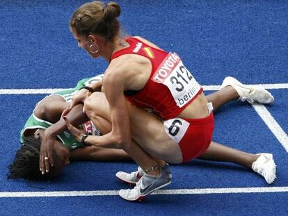 Natalia Rodríguez consuela a Gelete Burka tras la final de 1.500 metros de los Mundiales de Berlín.
