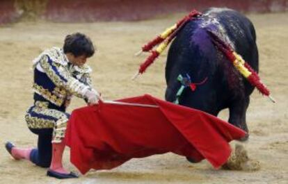 El diestro Julián López, 'El Juli', da un pase de rodillas a su segundo toro, Acogido, al que ha cortado dos orejas.